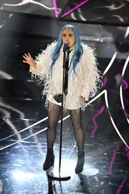 Sanremo 2024: ecco il look della seconda serata del Festival di Loredana Bertè 3