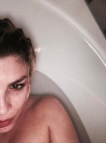 Emma Marrone, sexy in calze a rete 8