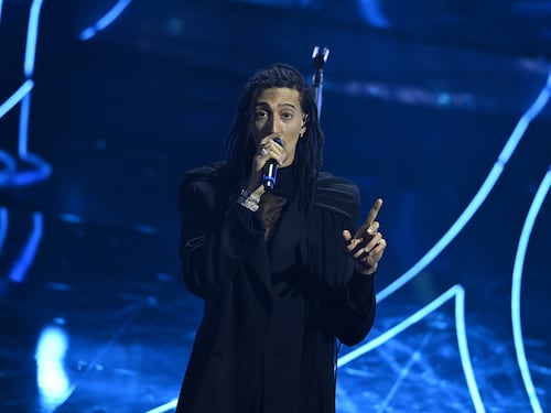 Milano-Cortina, Ghali alla cerimonia d'apertura. Il ministro Abodi: "Non condividiamo il suo pensiero". Lega: "Fanatico proPal, umilia l'Italia"