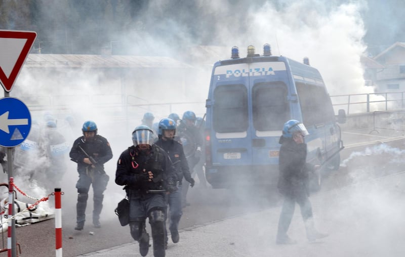 Scontri al Brennero tra black bloc e polizia 1