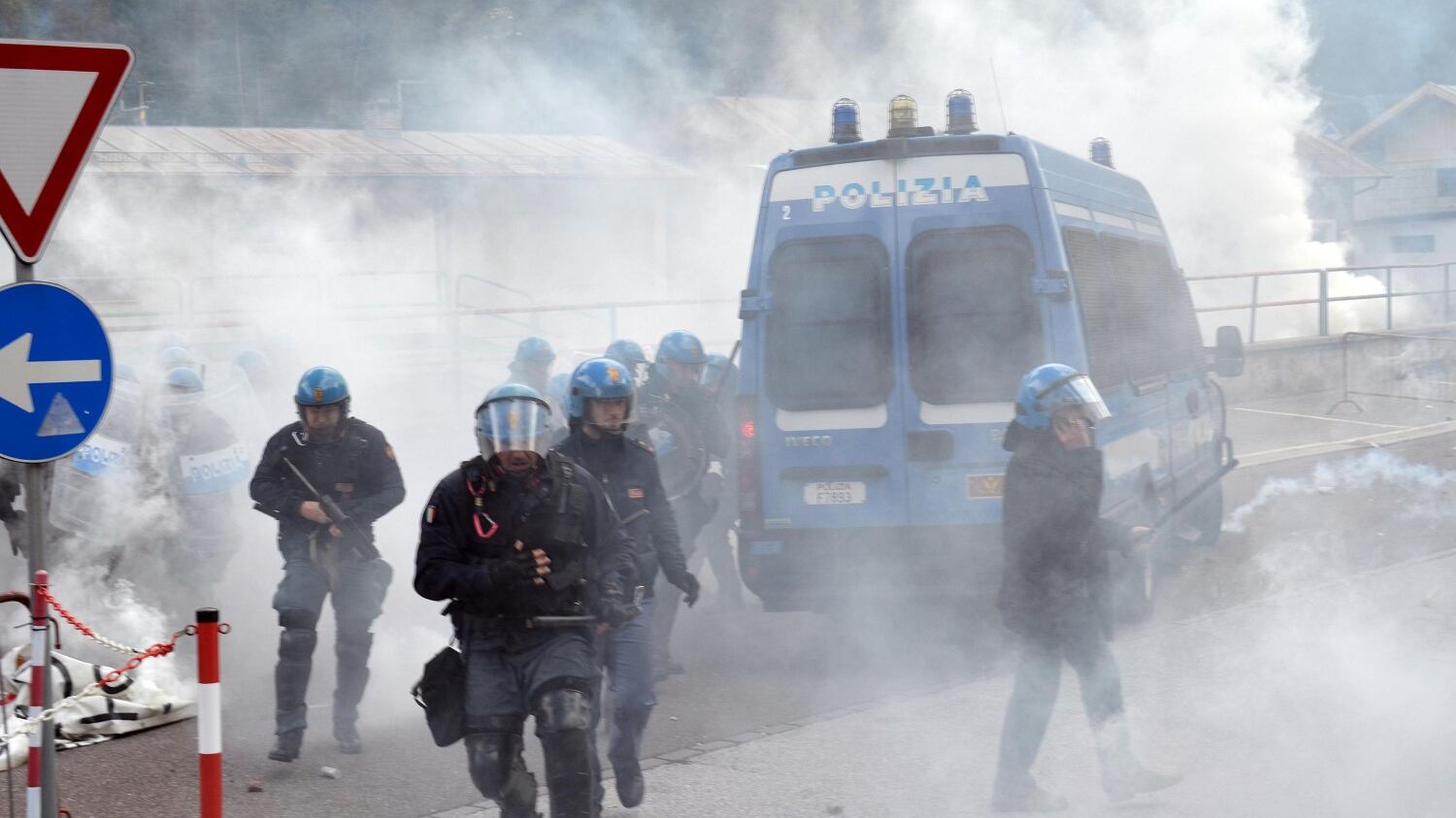 Scatta l'allarme per i black bloc. Si mimetizzano tra Cobas: polizia in allerta a Milano e Roma