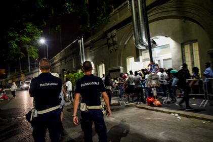 Migranti, l'hub di via Sammartini al collasso 7