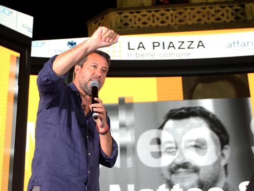 "Deve dimettersi, scarso senso delle istituzioni". E Salvini a Saviano: querela per Putin