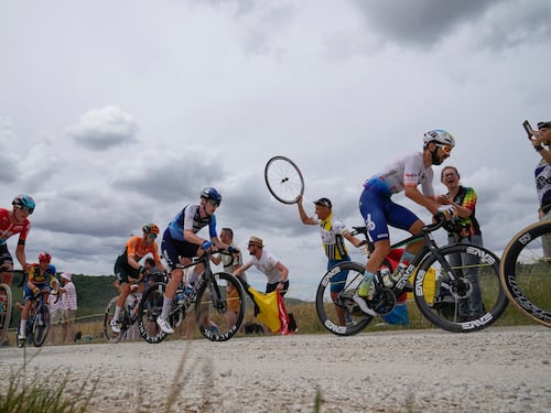 Furto al Tour, bici per 150.000 euro rubate. Scatta il soccorso delle altre squadre