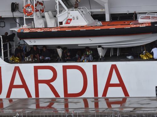 Blitz della Guardia costiera: "Autorizzate lo sbarco". Salvini: "Prima l'identificazione a bordo"