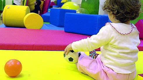 Va a svegliare il figlio e lo trova morto nel lettino