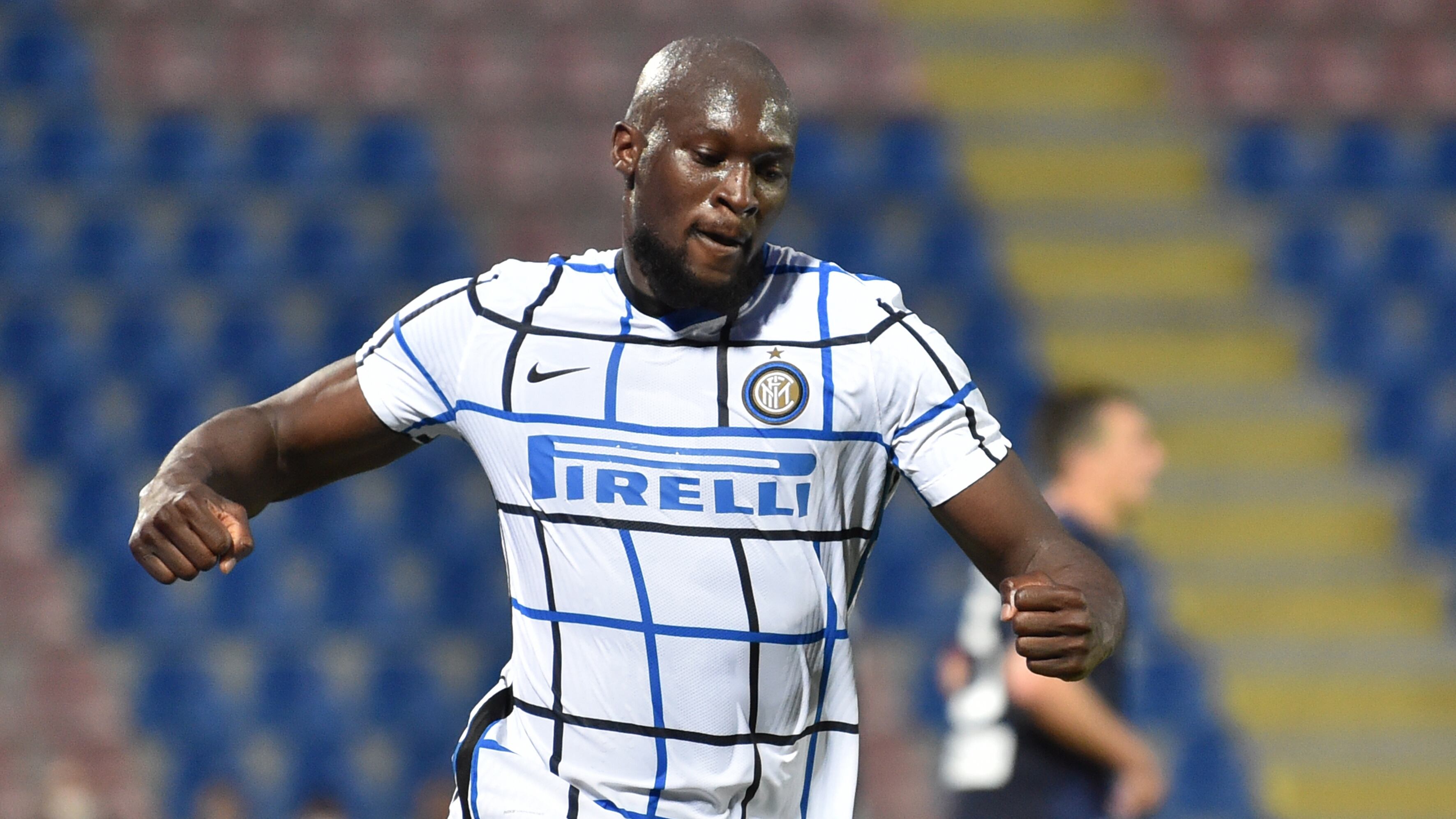 Il dilemma degli interisti: meno soldi o più insulti