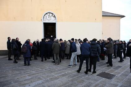 Genova si stringe attorno al dolore dei familiari di Emanuele Galeppini:le esequie della giovane vittima del rogo di Capodanno 12