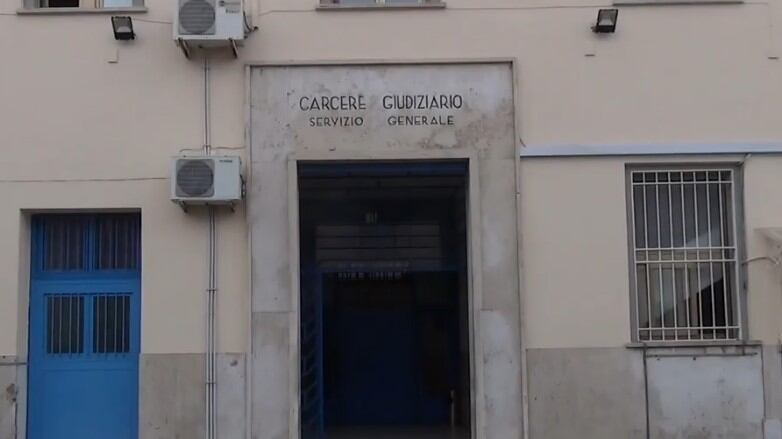 Latina, molesta ragazza e aggredisce poliziotti: fermato nigeriano