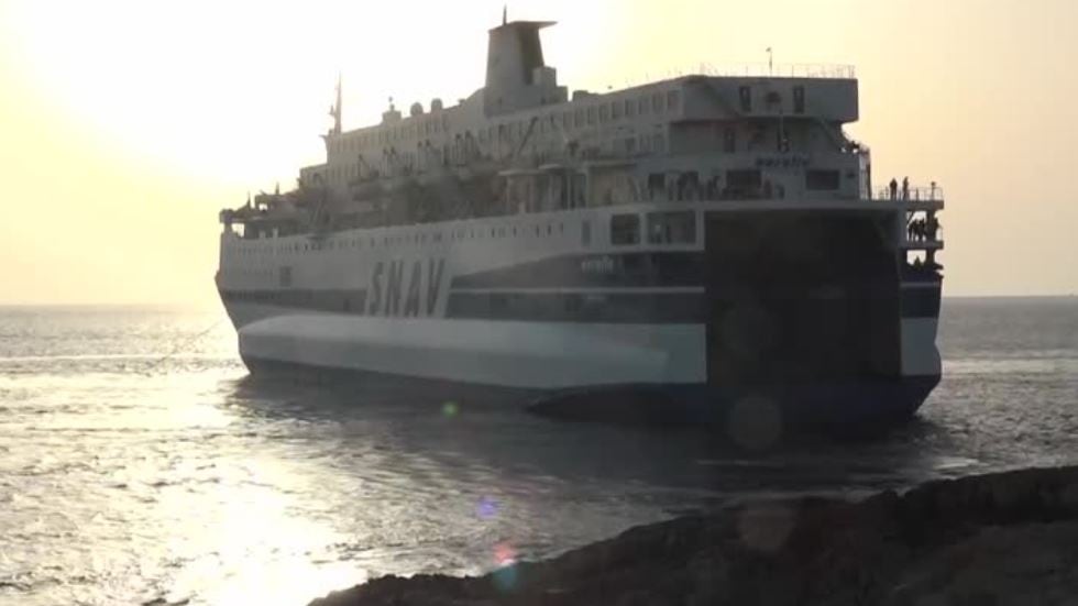 Nessuno vuole la nave quarantena: anche Augusta chiude ai migranti. Poi la retromarcia
