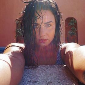 Demi Lovato sensuale in piscina 1