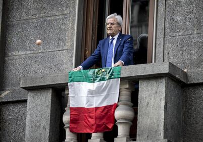 Espone il Tricolore: i NoExpo lo riempiono di uova 3