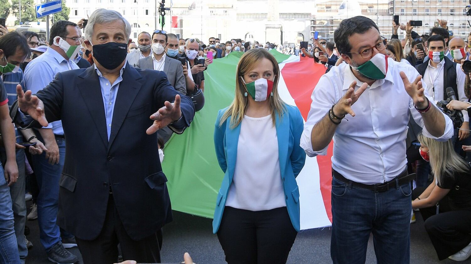 Il centrodestra ritrova la folla con il tricolore lungo 500 metri
