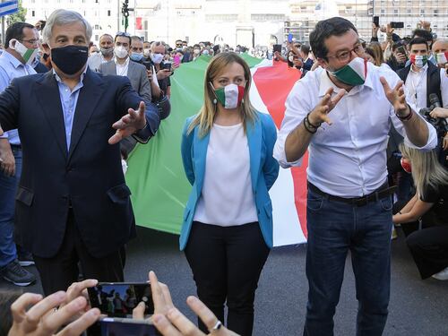 Il centrodestra ritrova la folla con il tricolore lungo 500 metri