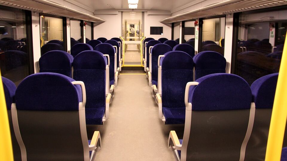 Molestie sul treno: nigeriano si spoglia e minaccia studentesse