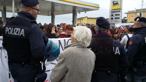 Di Maio contestato da studenti e lavoratori a Pomigliano 2