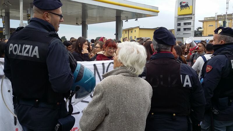 Di Maio contestato da studenti e lavoratori a Pomigliano 2
