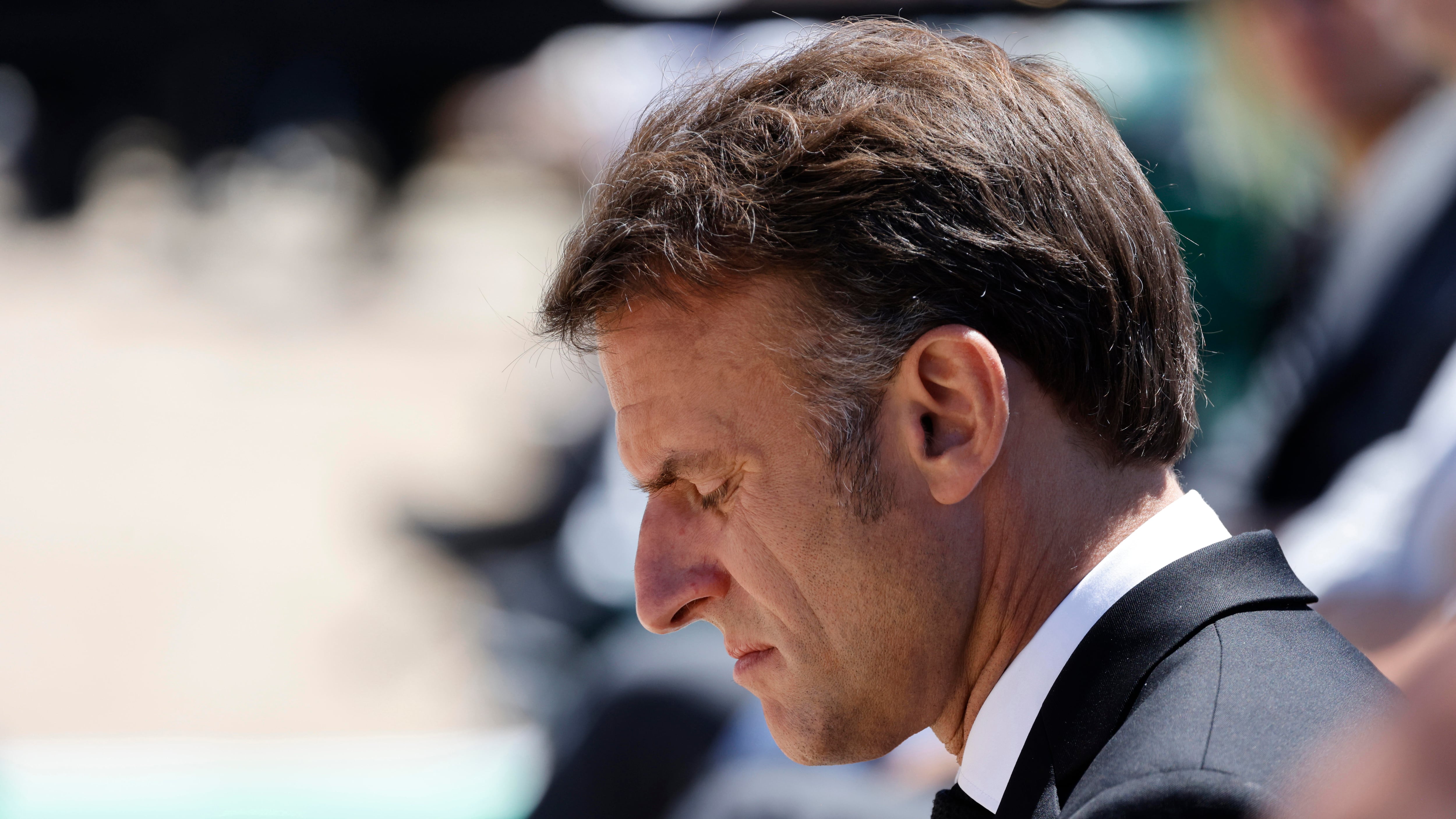 La tela paziente di Giorgia per fermare le mire dei Socialisti. L'ipotesi di un crollo di Macron