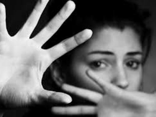 Sequestra e picchia l'ex fidanzata, arrestato