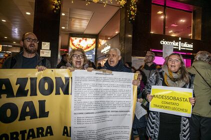 Milano, arriva la protesta dei pendolari: "#Adesso basta disservizi, cancellazioni e poca sicurezza" 7