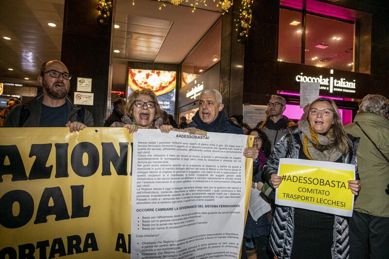 Milano, arriva la protesta dei pendolari: "#Adesso basta disservizi, cancellazioni e poca sicurezza" 7
