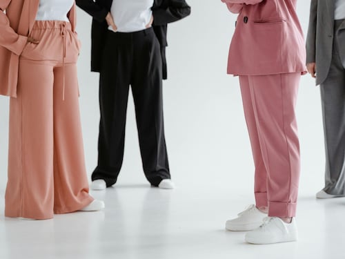 Pantaloni, quali modelli indossare a 60 anni per look eleganti e comodi