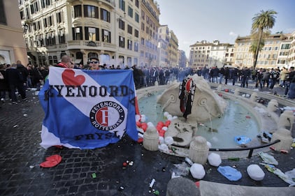 I tifosi del Feyenoord assaltano la Barcaccia di piazza di Spagna 3