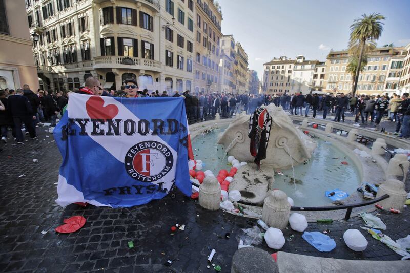 I tifosi del Feyenoord assaltano la Barcaccia di piazza di Spagna 3