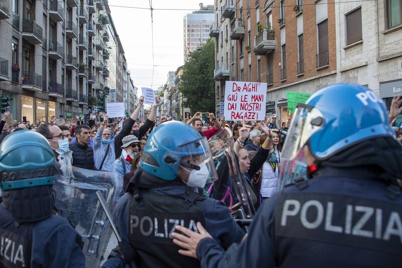 Manifestazione no pass a Milano. Scontri con la polizia 6