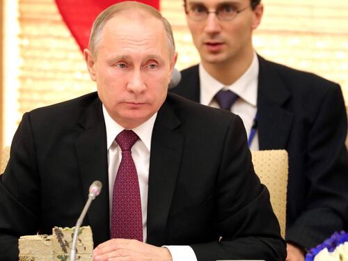 Putin telefona a Papa Francesco: "Proteggiamo i cristiani in Medio Oriente"