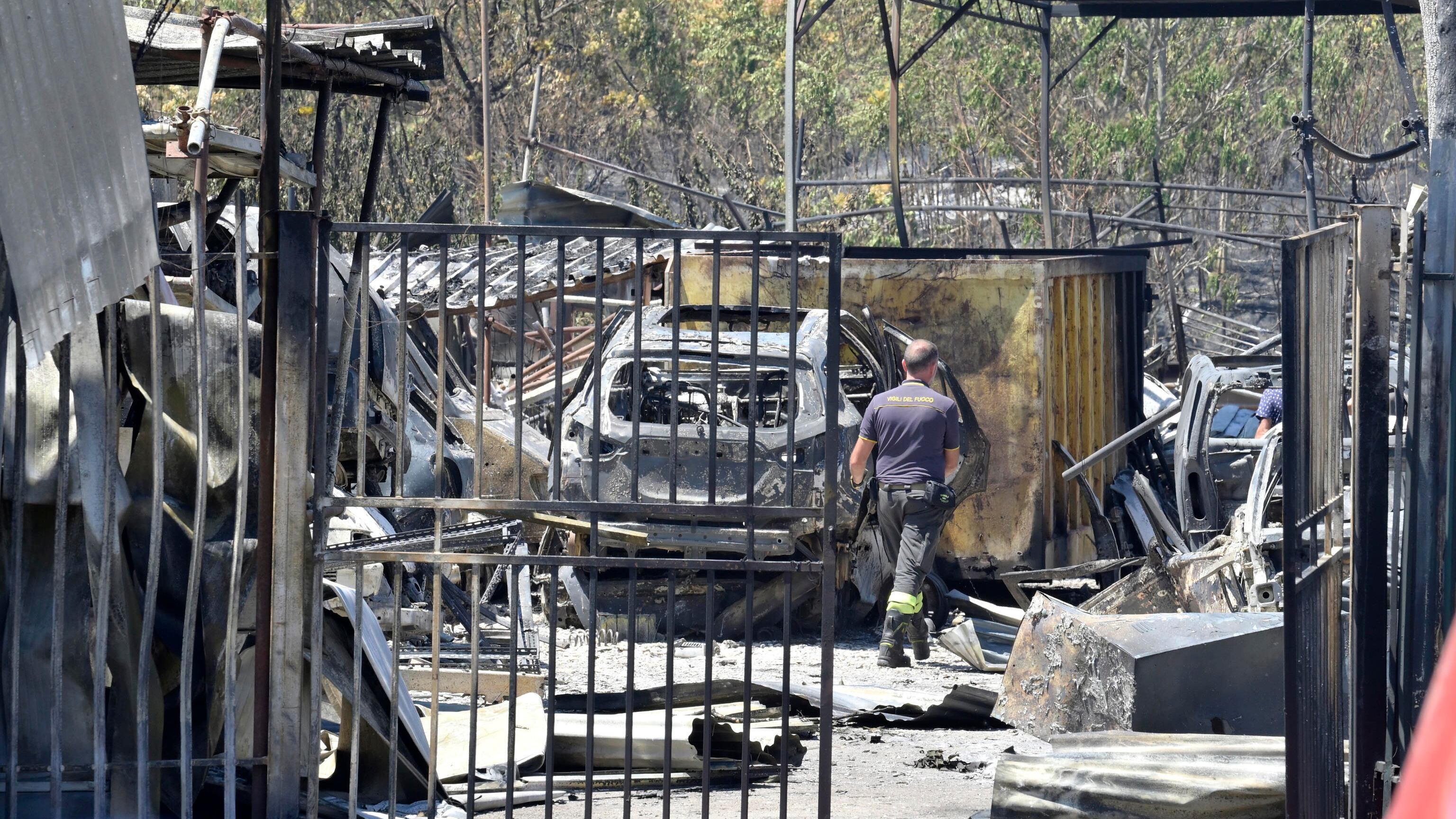 Roma in fiamme, rogo doloso. La pista della filiera dei rifiuti