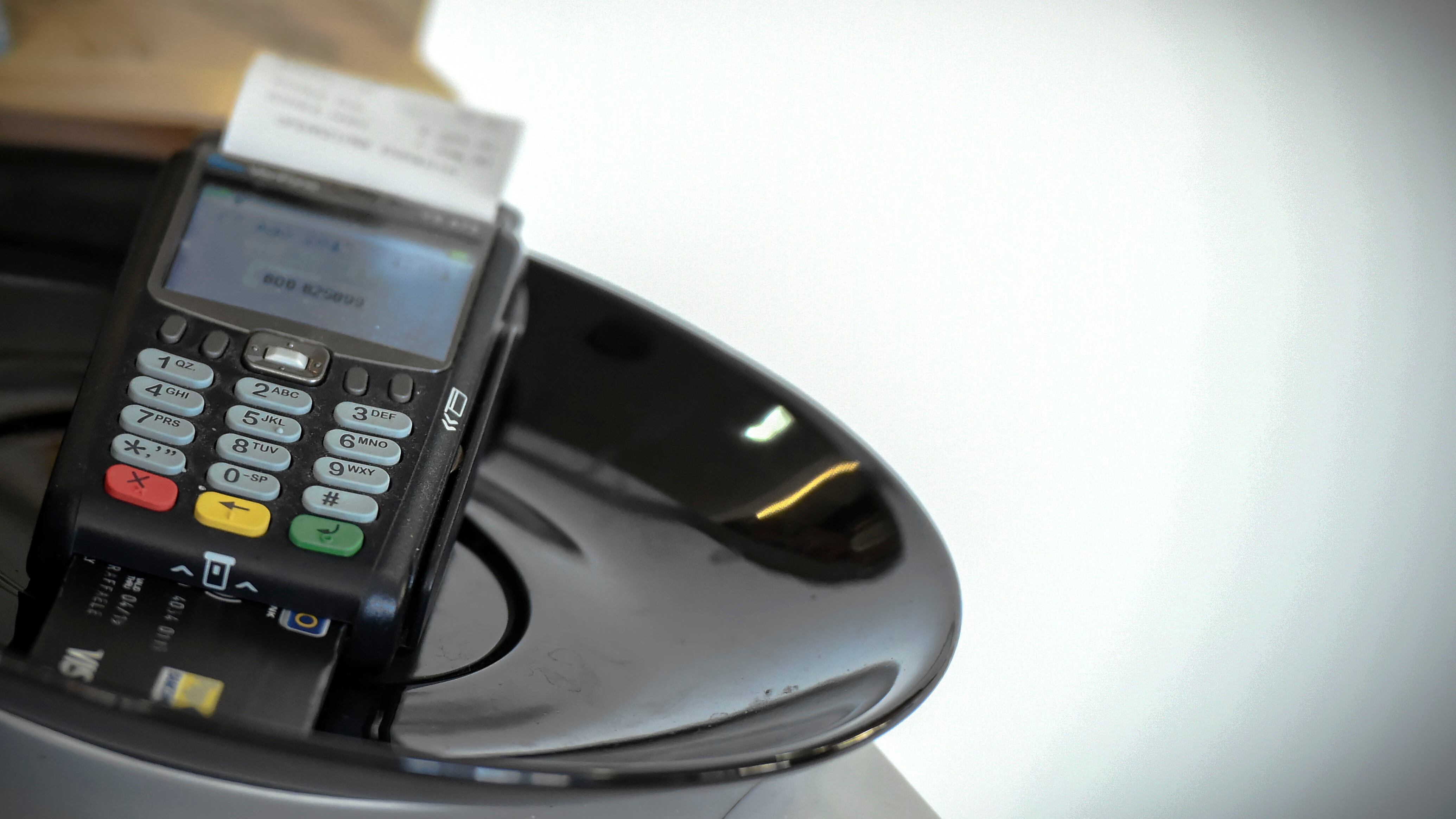 Soglia a 60 euro per il Pos, tetto al contante: la manovra "bollinata"