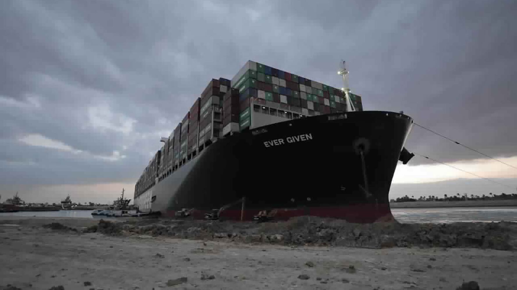 Suez, ci prova il rimorchiatore italiano. Il piano in caso di flop: scaricare il cargo