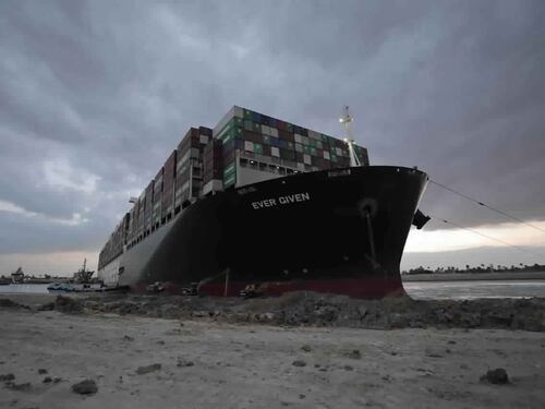 Suez, ci prova il rimorchiatore italiano. Il piano in caso di flop: scaricare il cargo