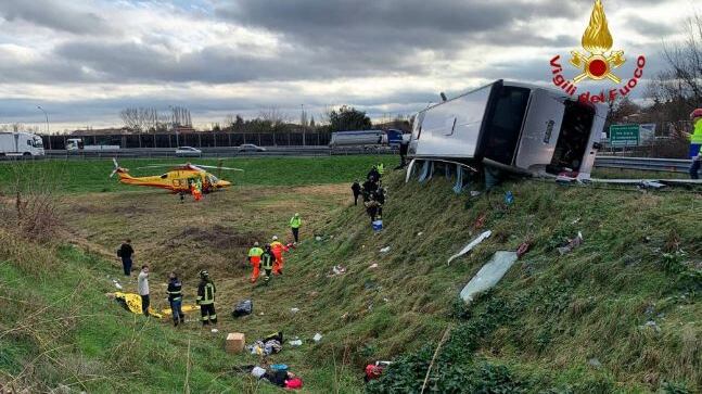 Terrore a bordo di un bus ribaltato a Padova. Anche bimbi tra i passeggeri