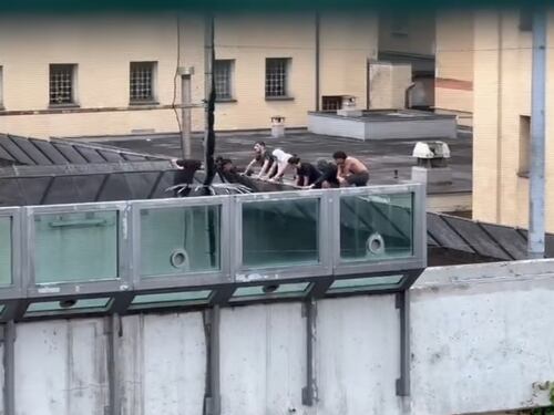 Caos in carcere a Genova: "Rivolta dopo uno stupro". Due agenti feriti, poi allarme rientra