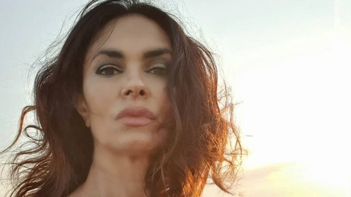 Salta la conduzione su Rai2. La rabbia della Cucinotta: "Ci sono cascata..."