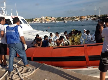 Tragedia a Lampedusa, brucia barcone di immigrati 3