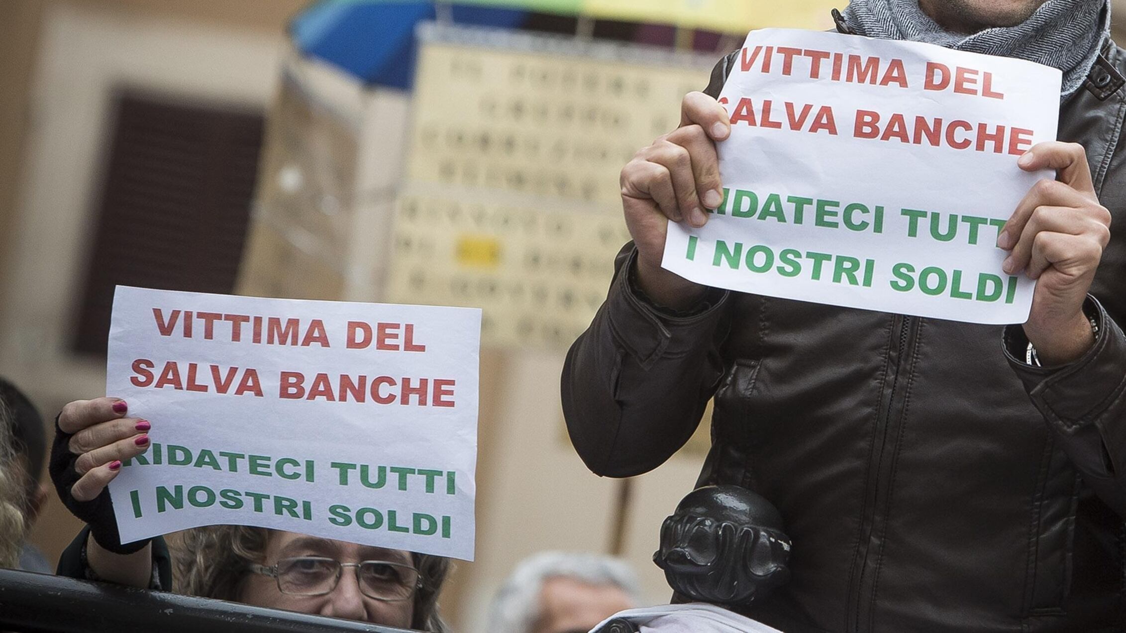 Banca Marche, impiegati minacciati dai clienti: "Vi bruciamo tutto"