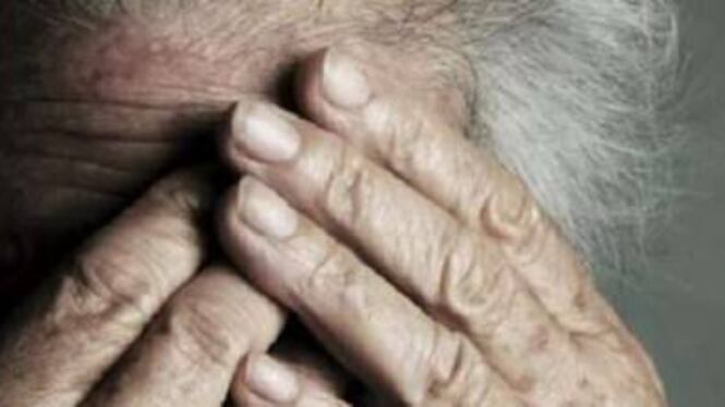 Chiude la zia in ospizio e vende tutti i suoi beni: denunciata la nipote