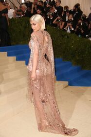 Kylie Jenner sexy alla finestra 10