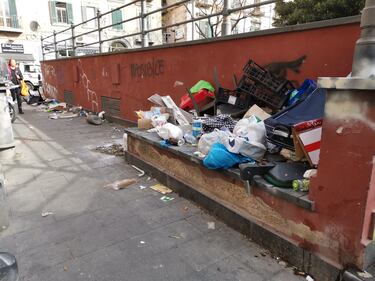 Napoli, il degrado di piazza Cavour 2