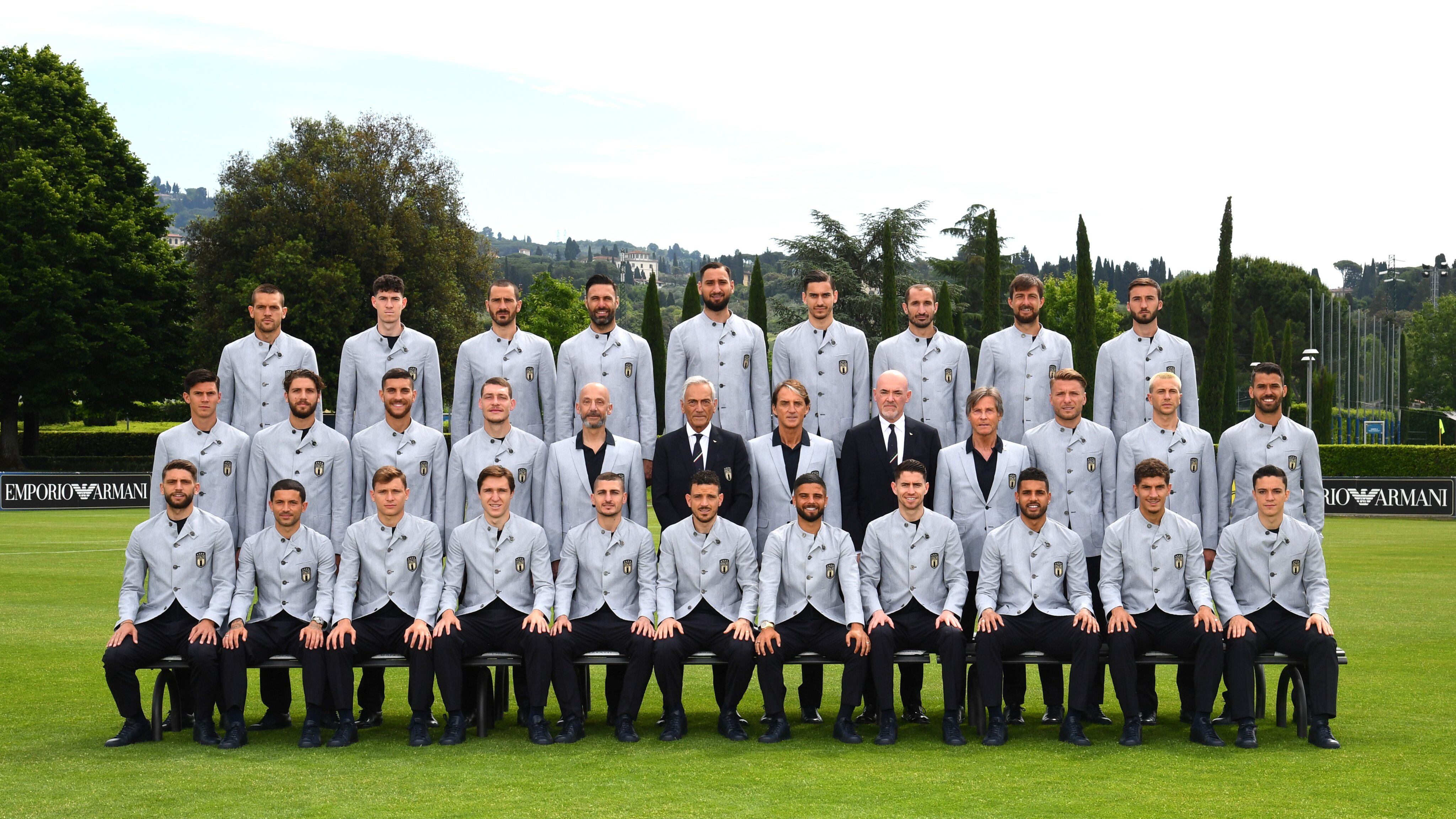 Euro 2020, la nuova divisa degli Azzurri scatena l'ironia sul web