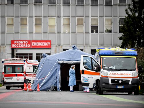 Gli ospedali rischiano la crisi: "Chi salvavamo adesso muore"