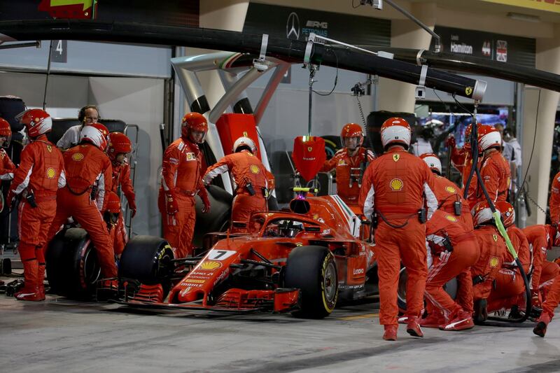 Bahrain, Raikkonen investe un meccanico: le foto dell'incidente 5