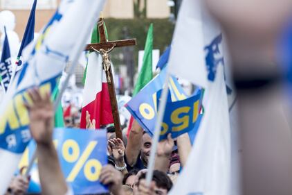 Centrodestra in piazza, tra le bandiere spunta un crocifisso 5