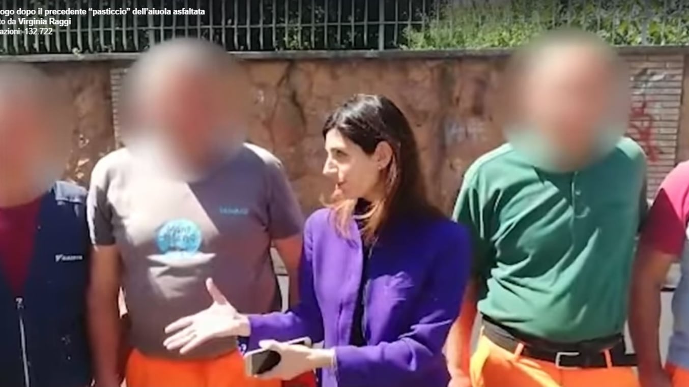 Ora la Raggi tira le orecchie agli operai: "Non si lavora così"