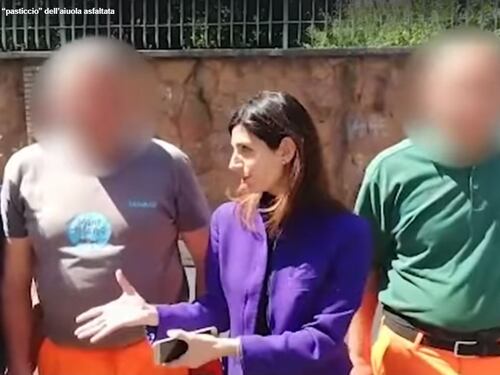 Ora la Raggi tira le orecchie agli operai: "Non si lavora così"