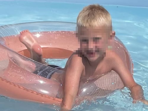 Bimbo di 5 anni morto schiacciato da uno specchio: sul caso si apre un'inchiesta