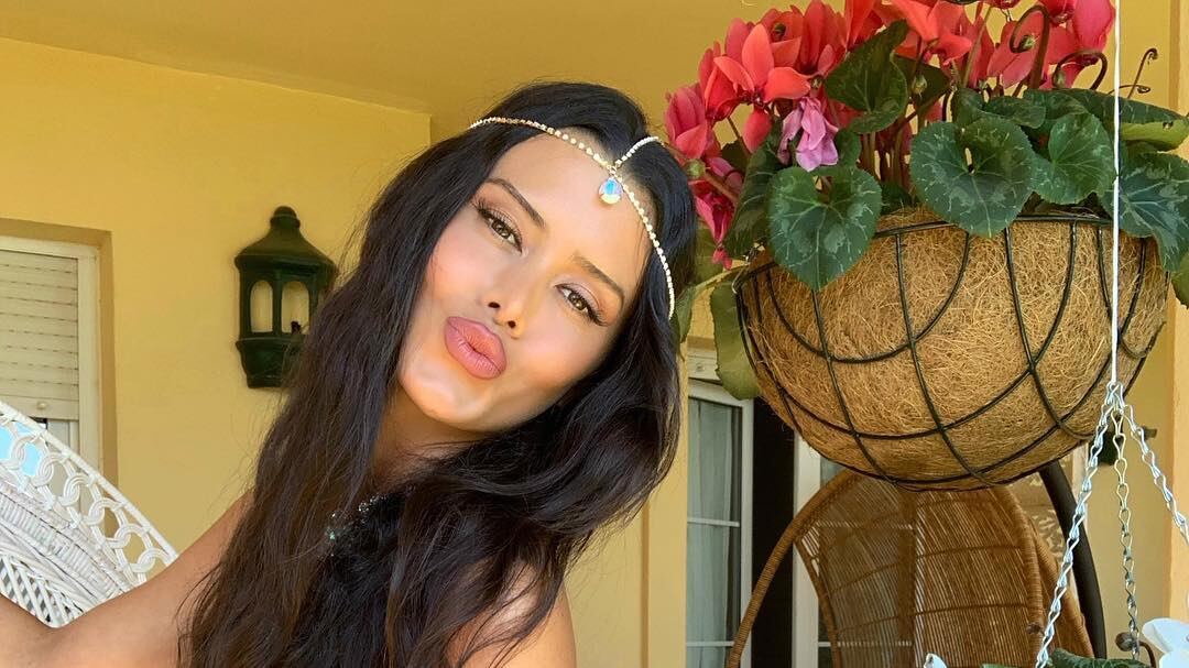 Eva Padlock, "l’ombrellina" fa alzare la temperatura su Instagram